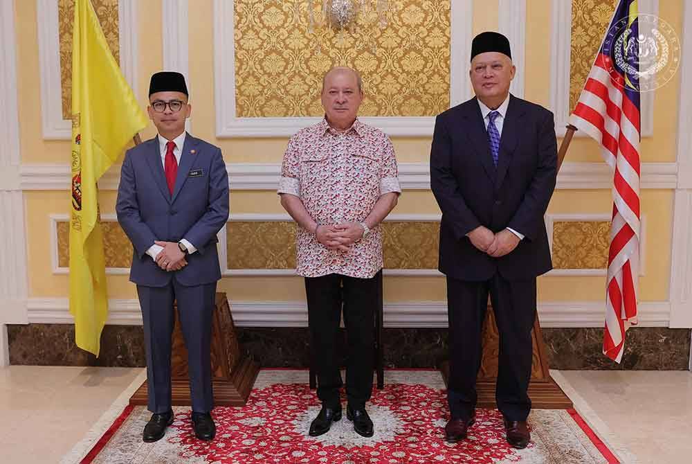 Sultan Ibrahim berkenan menerima menghadap Fahmi (kiri) di Istana Negara di sini. Foto Facebook Sultan Ibrahim Sultan Iskandar