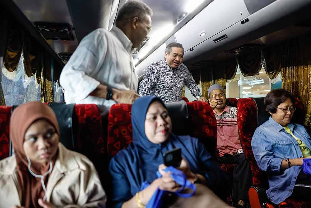 Menteri Pengangkutan Anthony Loke menyantuni orang ramai yang ingin pulang ke kampung halaman sempena Hari Raya Aidilfitri ketika sesi lawatan kerja beliau ke Terminal Bersepadu Selatan (TBS) hari ini. Foto Bernama