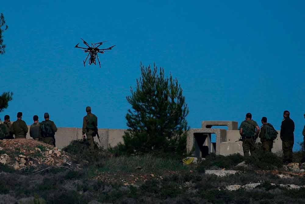 Sebuah dron Israel mengebom sekumpulan pemuda yang berada di kawasan kejiranan Al-Samran di kem pelarian Jenin, Tebing Barat dalam satu operasi tentera yang berlangsung kira-kira enam jam. - Foto: AFP