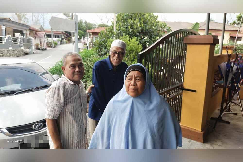 Muhammad Shah (tengah) dan Mo&#039;minah lega menemui jalan pulang.