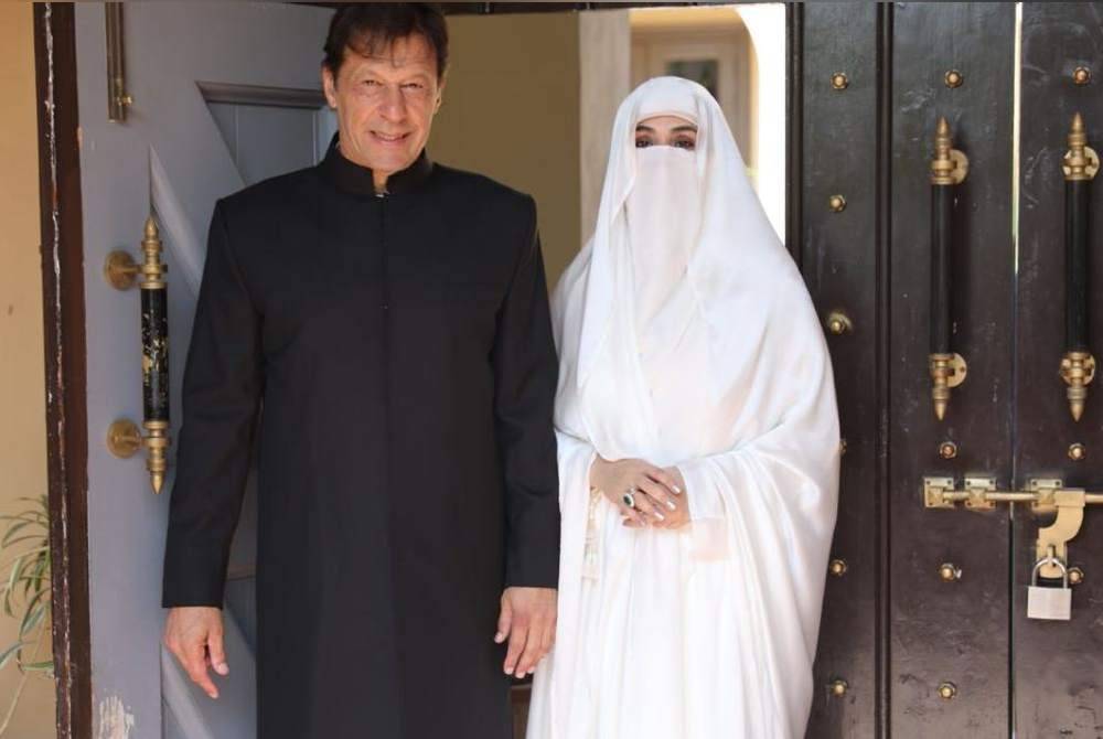 Imran dan isterinya, Bushra Bibi didakwa menjual hadiah diberikan Perbendaharaan Negara bernilai lebih 140 juta rupee (RM2.39 juta). Foto Agensi