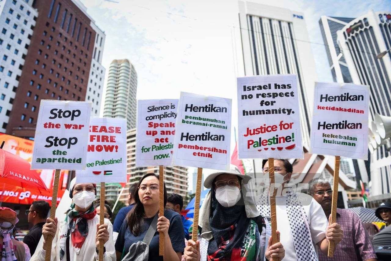 Antara peserta yang hadir pada Himpunan &#039;Global Day of Action: Ceasefire Now, Stop War on Gaza&#039; yang berlangsung berhampiran Kedutaan Besar AS pada 13 Januari lalu. Foto Sinar Harian MOHD RAFIQ REDZUAN HAMZAH