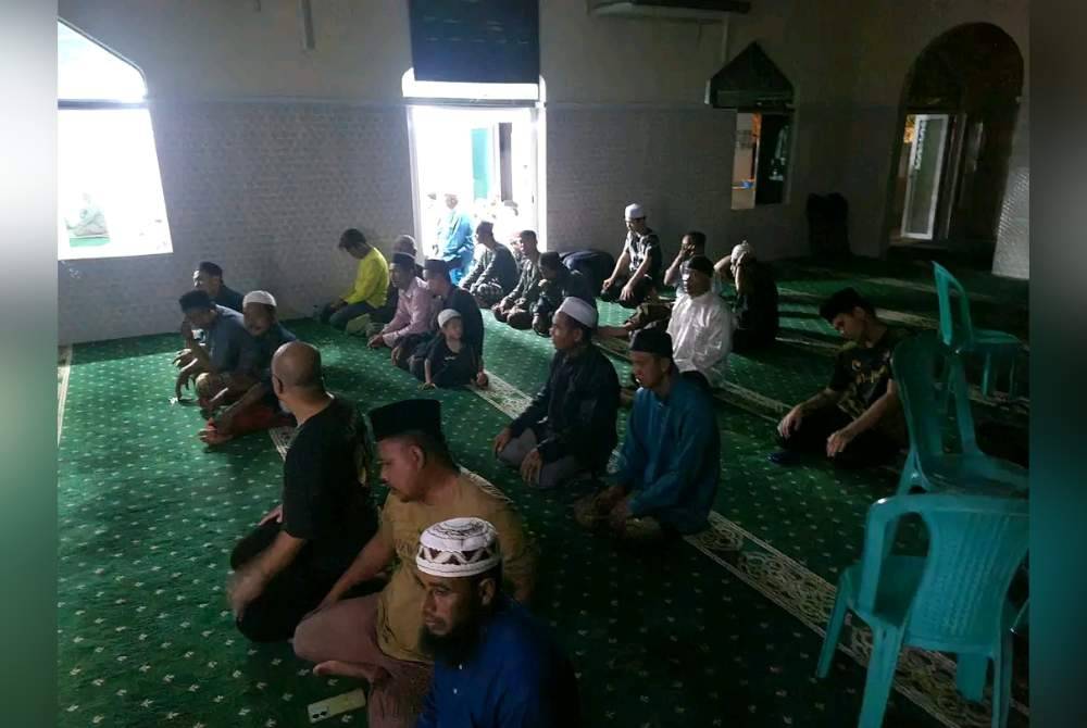 Jemaah masjid menunaikan solat di ruang sempit selepas ribut menerbangkan bumbung sebahagian ruang solat lelaki dan wanita di masjid berkenaan.