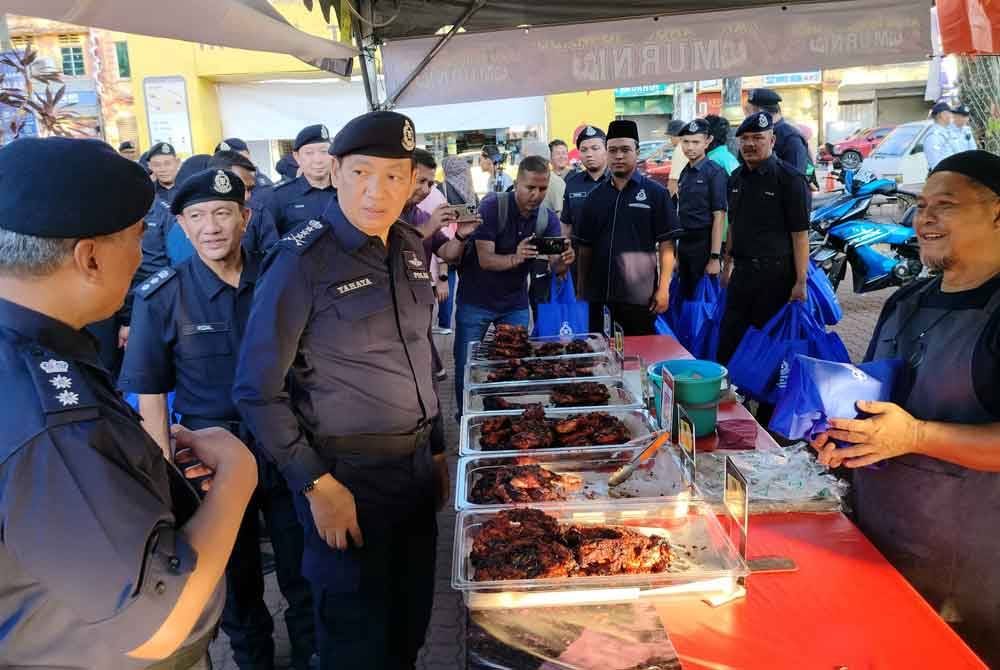 Yahaya bersemuka dengan peniaga selain menyampaikan pesanan berkenaan langkah pencegahan jenayah khususnya sempena musim perayaan Aidilfitri pada Program Pencegahan Jenayah- Walkabout Ketua Polis Pahang di Bazar Ramadan Mahkota Square (Taman Kerang) di sini pada Selasa.