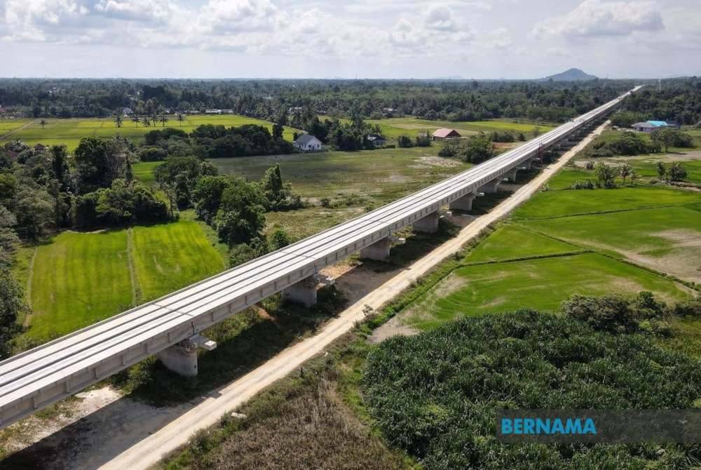 Kementerian Pengangkutan yakin ECRL akan dapat disiapkan mengikut jadual pada Disember 2026 dan beroperasi bermula Januari 2027 sekali gus menjimatkan masa perjalanan dari Kota Bharu, Kelantan ke Kuala Lumpur dalam masa empat jam. Gambar fail Bernama