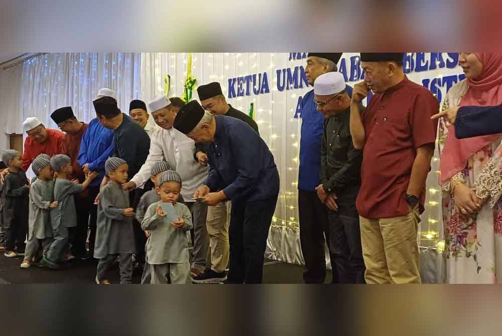 Bung Moktar ketika menyampaikan sumbangan pada majlis berbuka puasa bersama anak yatim di Kota Kinabalu.