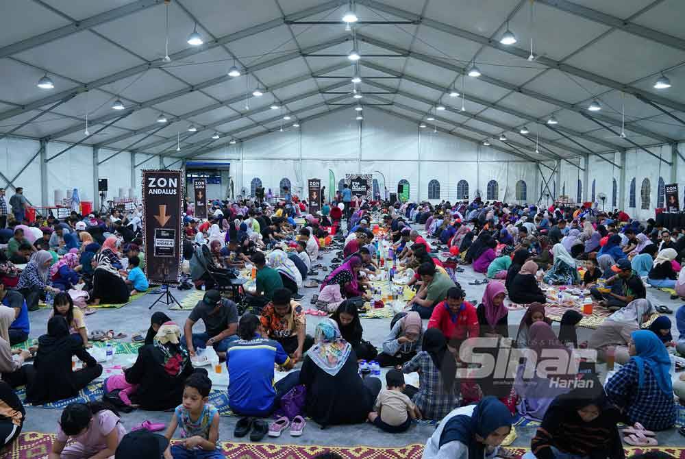 Khemah besar yang selesa disediakan untuk orang ramai berbuka puasa apabila hujan. Foto Sinar Harian - MOHD HALIM ABD WAHID