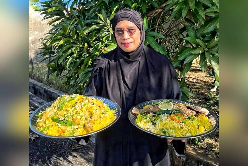 Nenny Norliana menunjukkan Nasi Maqlubah ayam dan siakap yang disediakan untuk pelanggannya.