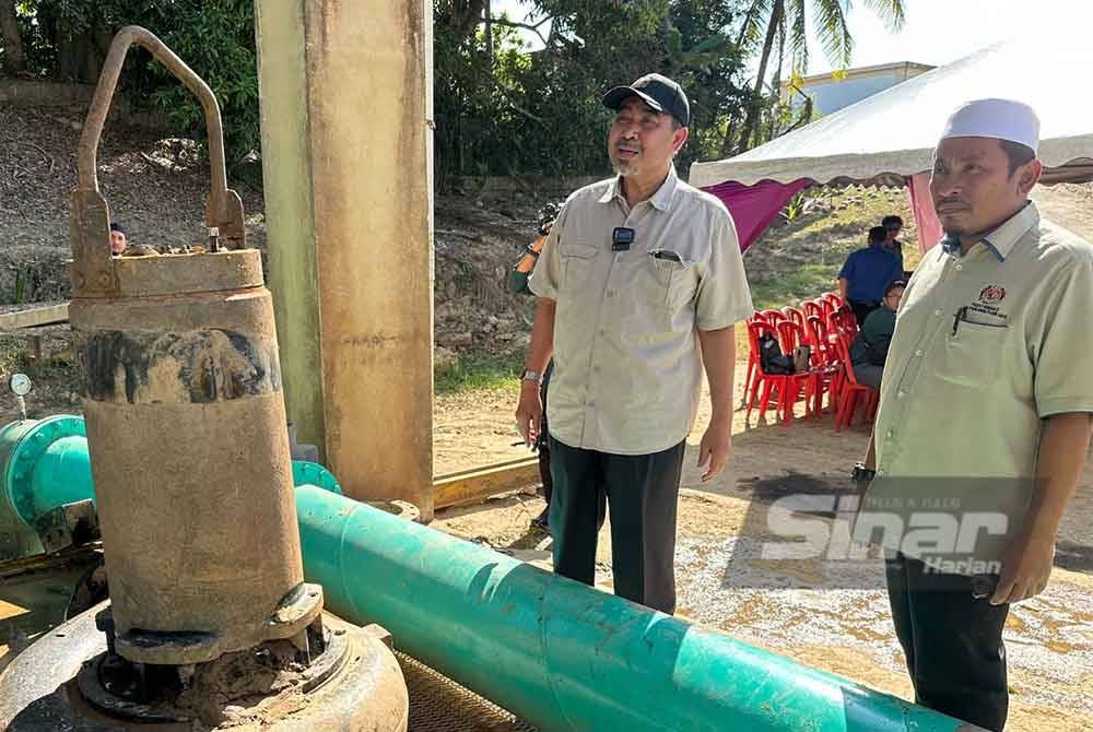 Ahmad Fadhli (kanan) yang melawat Loji Rawatan Air di Kelar, Pasir Mas, sebelum ini. Foto Sinar Harian