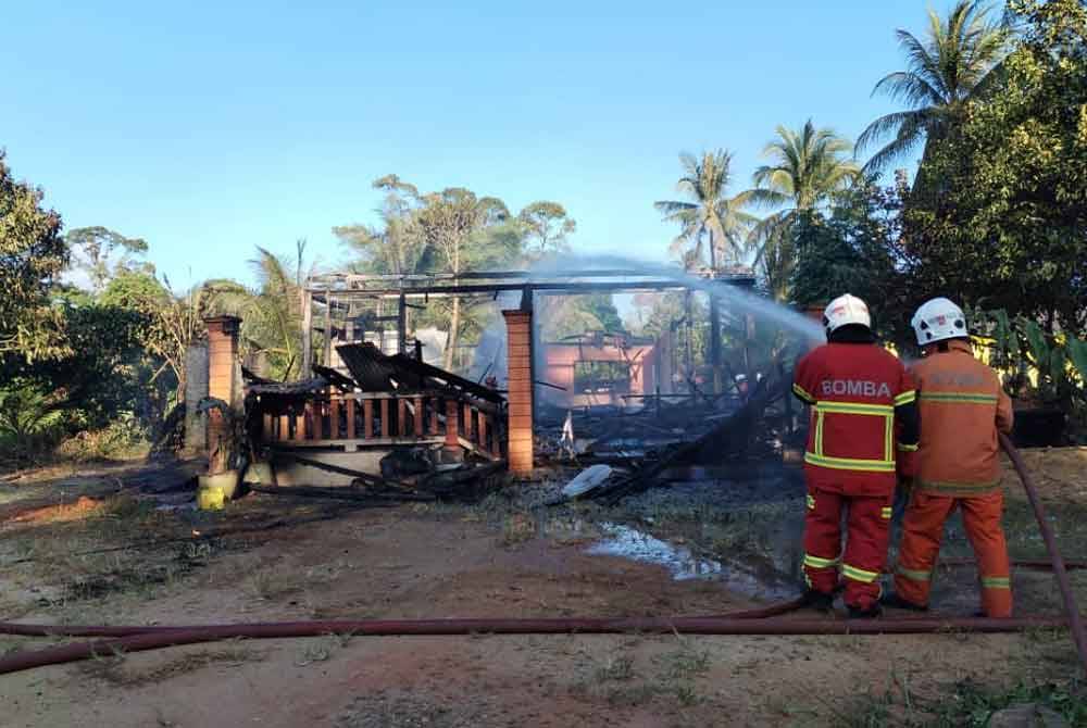 Bomba memadam kebakaran sebuah rumah di Besut pada Selasa.