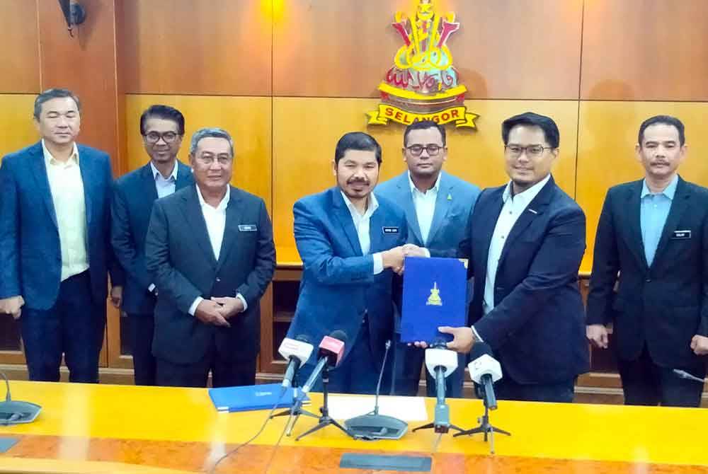 Menteri Besar (tiga kanan) ditemui pada Majlis Menandatangani MoU Data Selangkah dan PADU di Bilik Gerakan Majlis Tindakan Ekonomi Selangor pada Rabu.