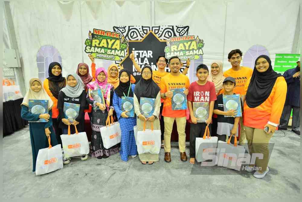 Bukhari (empat dari kanan) bersama staf Mr D.I.Y bersama penerima naskah al-Quran sewaktu hadir pada Iftar Ala Madinah@Karangkraf pada Selasa. Foto Sinar Harian/ ASRIL ASWANDI SHUKOR