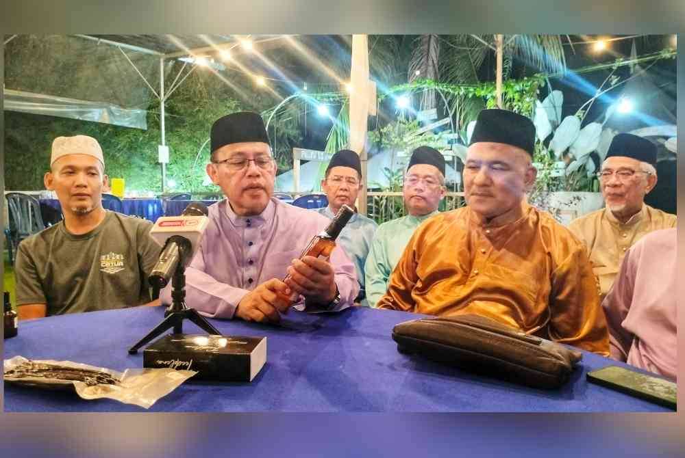 Abdul Fattah (dua dari kiri) menunjukkan produk yang dihasilkan oleh Koperasi Vanila Berhad Temerloh sambil diperhatikan Mohamad Feisal (Kiri) dan Mohamad Hanifah (kanan).