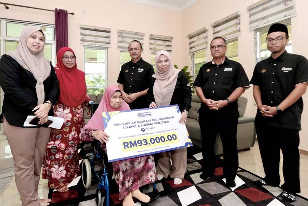 Ibu kepada pendeposit Simpan SSPN Plus terima replika kad RM93,000 menerusi program Ziarah PTPTN di rumahnya di Jitra, Kedah.