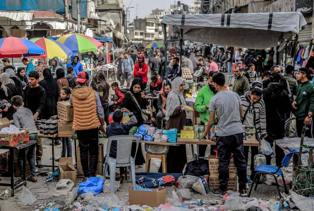 Keadaan di pasar terbuka di tengah-tengah kemusnahan di Kota Gaza pada 27 Mac lalu di tengah-tengah konflik berterusan di Semenanjung Gaza antara Israel dan pejuang Hamas. Foto AFP