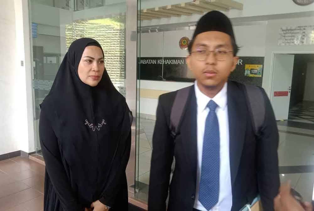 Amir Syazwan (kanan) yang mewakili Fitria Elfina (kiri) ketika ditemui pemberita pada prosiding bulan lalu.