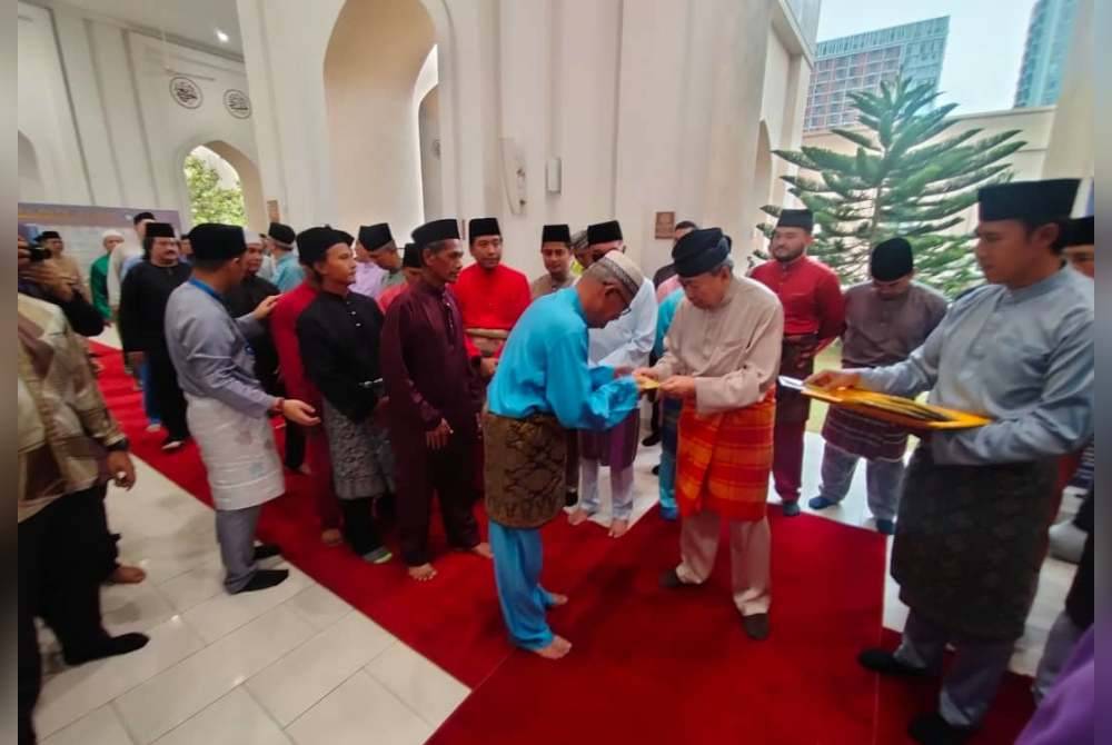 Sultan Sharafuddin turut berkenan memulakan majlis dengan menyerahkan sendiri sampul duit raya kepada penerima sebelum berbuka puasa.