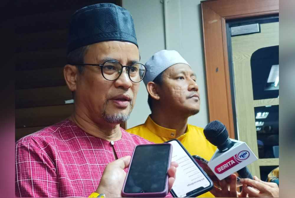 Azman (kiri) semasa sidang akhbar selepas Majlis Iftar KPDN di Kota Bharu pada Rabu.