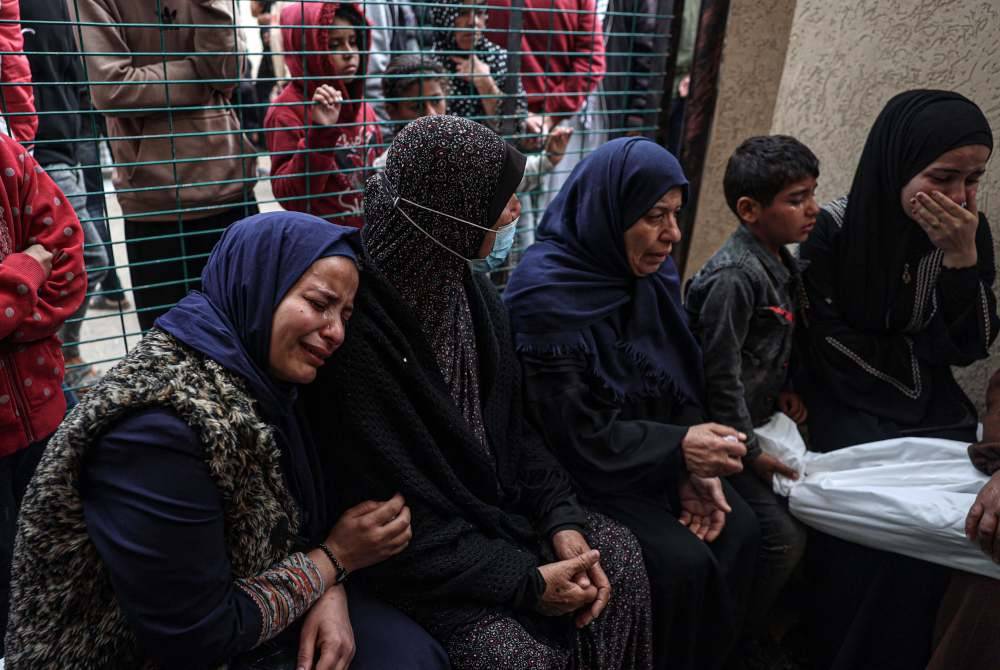 Beberapa wanita Palestin menangisi kematian seorang kanak-kanak yang terbunuh dalam pengeboman Israel, di Hospital Eropah di Khan Yunis di selatan Semenanjung Gaza pada Isnin, di tengah-tengah konflik berterusan di wilayah Palestin antara Israel dan pejuang Hamas. Foto AFP