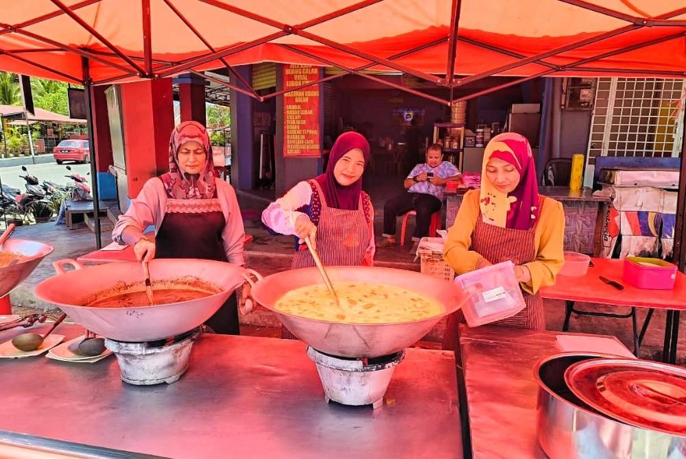 Dr Nordina (tengah) menyediakan juadah jangek di tapak Bazar Ramadan Lubok China.