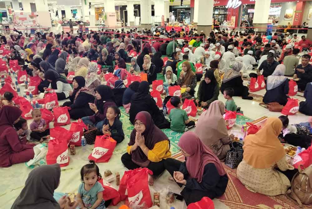 Pengunjung pasar raya Mydin yang menyertai Iftar Ala Madinah di Mydin Tunjong pada Rabu mengaminkan doa yang dipimpin oleh PU Rahmat.