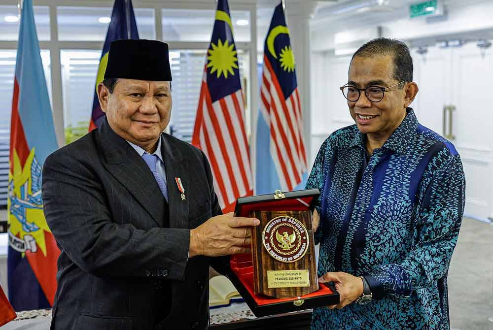 Prabowo (kiri) menyampaikan momento kepada Mohamed Khaled (kanan) sempena lawatan kerja beliau ke Kementerian Pertahanan pada Khamis. Foto Bernama