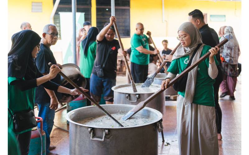 Inisiatif program bubur lambuk ini memberi ruang kepada Grab Malaysia, komuniti rakan pemandu dan rakan penghantar menyantuni masyarakat di Kuantan, Pahang pada bulan Ramadan.