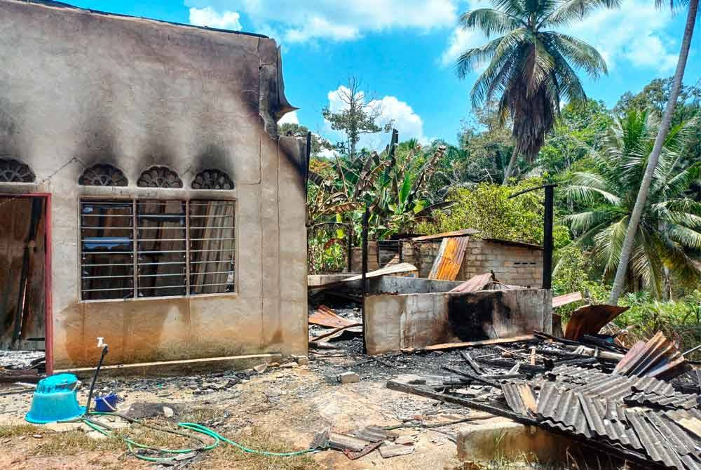 Rumah Suhaimi di Felda Jengka 20 yang musnah dalam kebakaran pada Rabu.