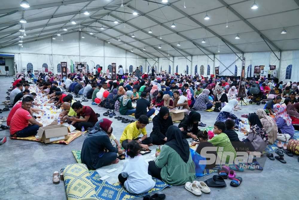 Sekiranya hujan, pengunjung akan berbuka puasa di bawah khemah besar yang disediakan.