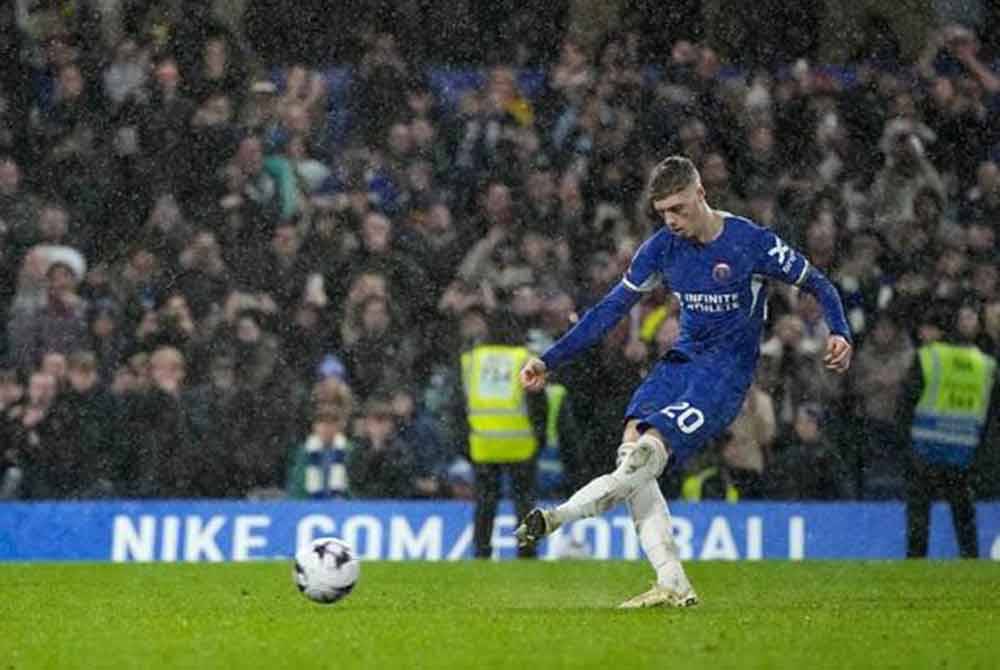 Aksi Palmer ketika menjaringkan gol ketiga pasukannya pada perlawanan EPL antara Chelsea dan Manchester United di Stamford Bridge, London. Foto AP