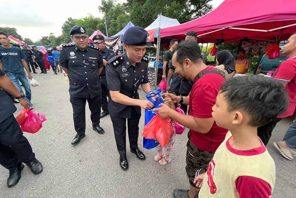 Pegawai IPD Klang Utara turun padang mengedarkan risalah berkaitan pencegahan jenayah di sekitar Bazar Ramadan Jalan Paip di Meru pada petang Khamis.