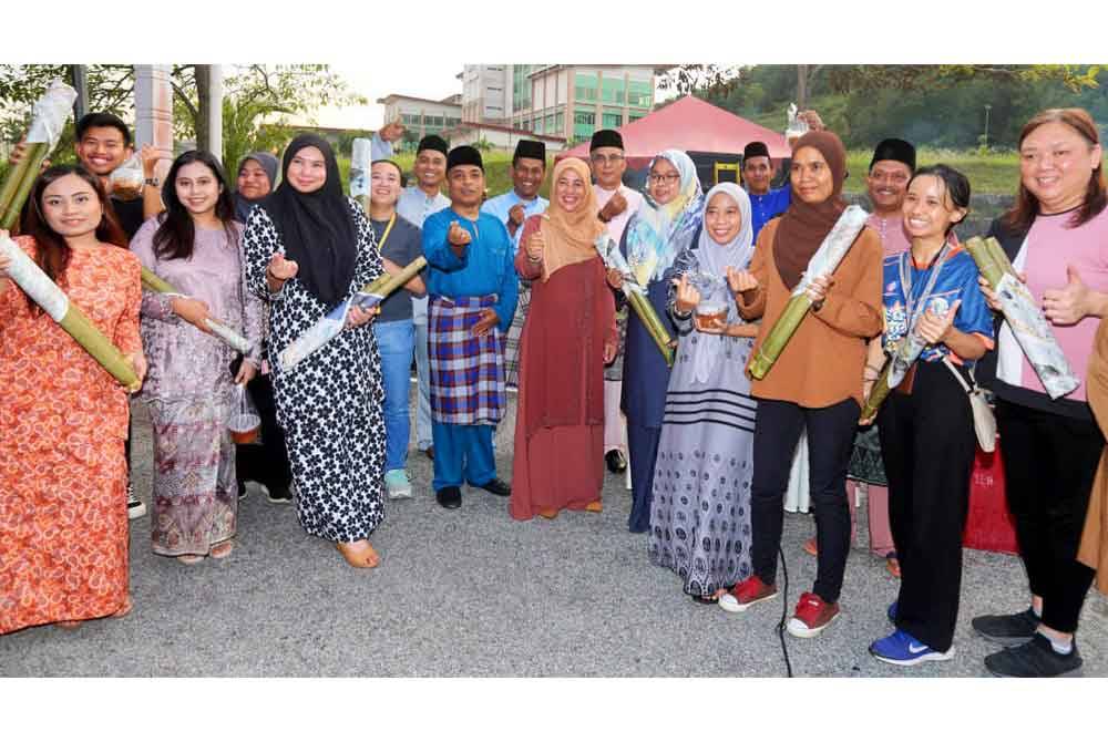 Sayani (tengah) bersama petugas media yang hadir sempena majlis Ramah Mesra dan Berbuka Puasa bersama Media Perak di Ibu Pejabat JBPM Perak pada Khamis.