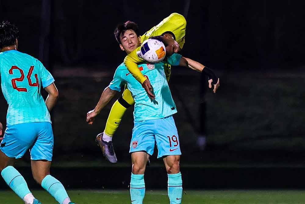 Antara aksi menarik perlawanan persahabatan tertutup Harimau Muda menentang China di Universiti Qatar, Doha, pada Khamis. Foto Football Association of Malaysia