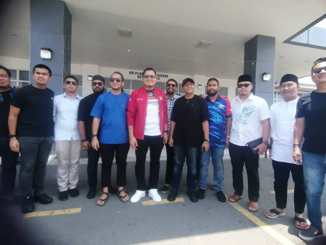 Dr Akmal bersama Pemuda UMNO di pekarangan IPD Kota Kinabalu.