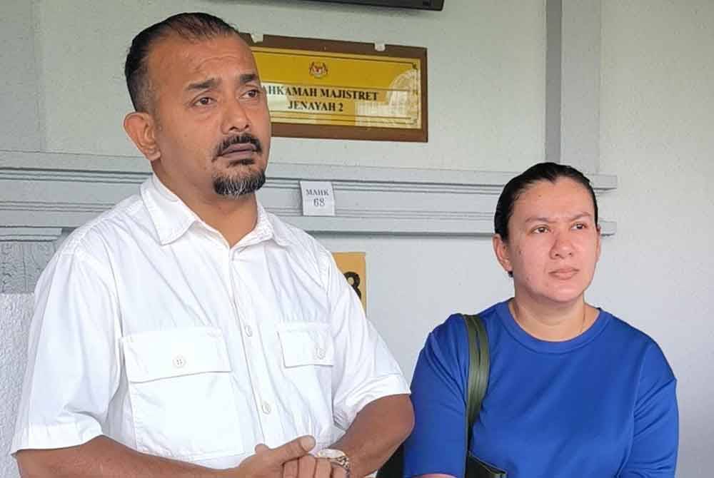 Mathuews (kiri) hadir ke Mahkamah Majistret Kuala Lumpur pada Jumaat bersama isterinya, bagi menghadapi satu pertuduhan memberi salinan laporan polis palsu, dua bulan lalu.