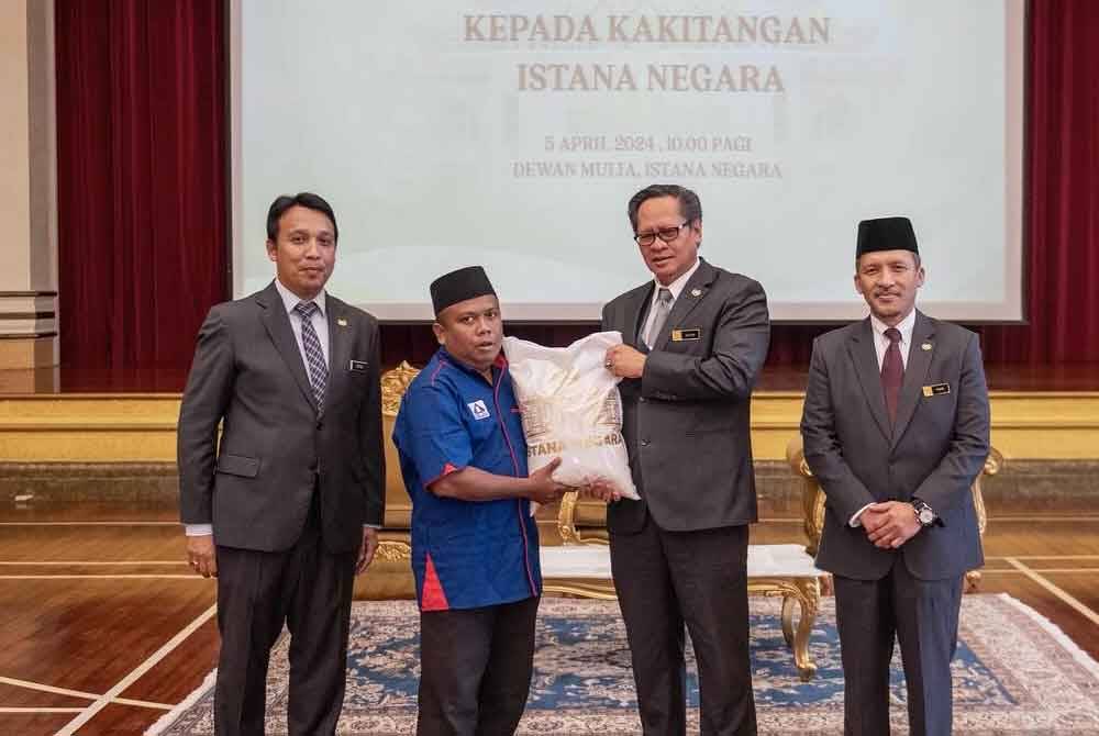 Zailani menyerahkan sumbangan beras kepada kakitangan Istana Negara dan pekerja pengurusan fasiliti Istana Negara serta Istana Melawati di Putrajaya. Foto Sultan Ibrahim Sultan Iskandar