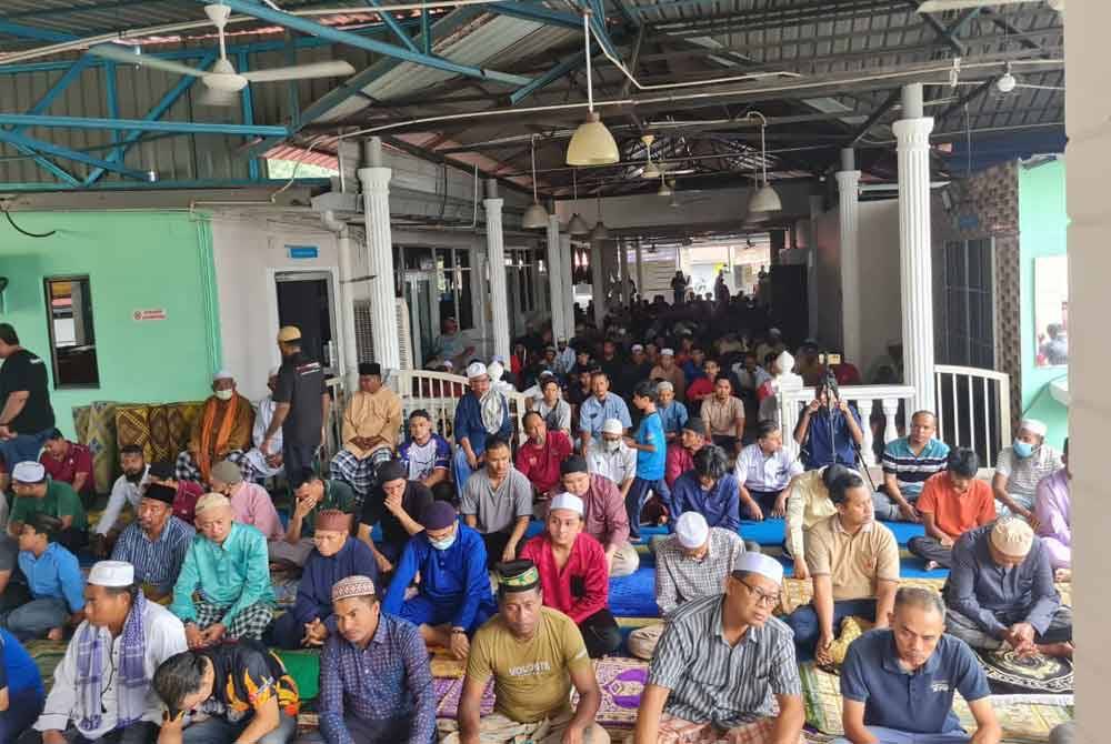 Jemaah di Masjid Nurul Huda Puchong solat Jumaat di ruangan sempit berikutan sebahagian besar ruang solat rumah ibadat itu rosak dilanda ribut pada Sabtu lalu.