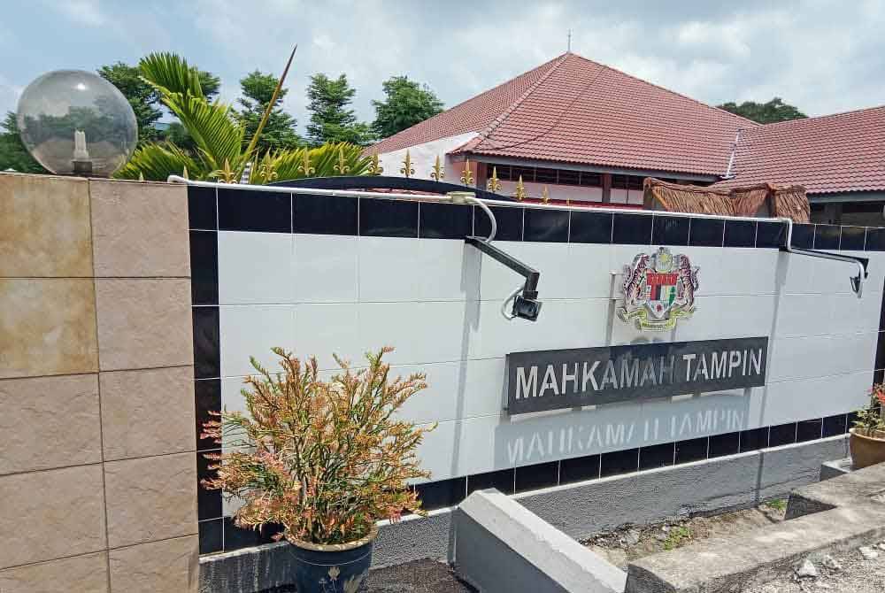 Empat remaja lelaki termasuk dua beradik di hadapkan di dua mahkamah berasingan di Mahkamah Majistret di sini dan Mahkamah Sesyen Seremban pada Jumaat atas tuduhan melakukan jenayah seksual ke atas seorang kanak-kanak perempuan di Gemas pada Februari lepas.