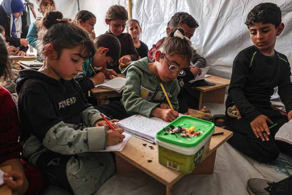 Kanak-kanak Palestin menghadiri kelas di bilik darjah sementara di sebuah kem di Rafah, selatan Semenanjung Gaza pada 27 Mac lalu. Foto AFP