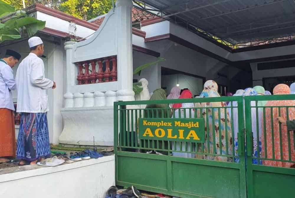 Jemaah Masjid Aolia di daerah Panggang, Gunungkidul, Jogjakarta menyambut 1 Syawal pada Jumaat. Foto Agensi