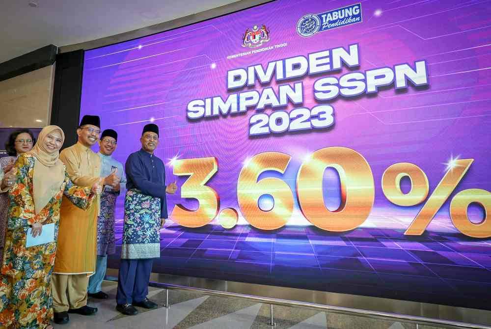 Zambry menunjukkan dividen Simpan SSPN 2023 sebanyak 3.60 peratus di Kementerian Pendidikan Tinggi pada Jumaat. Foto Bernama