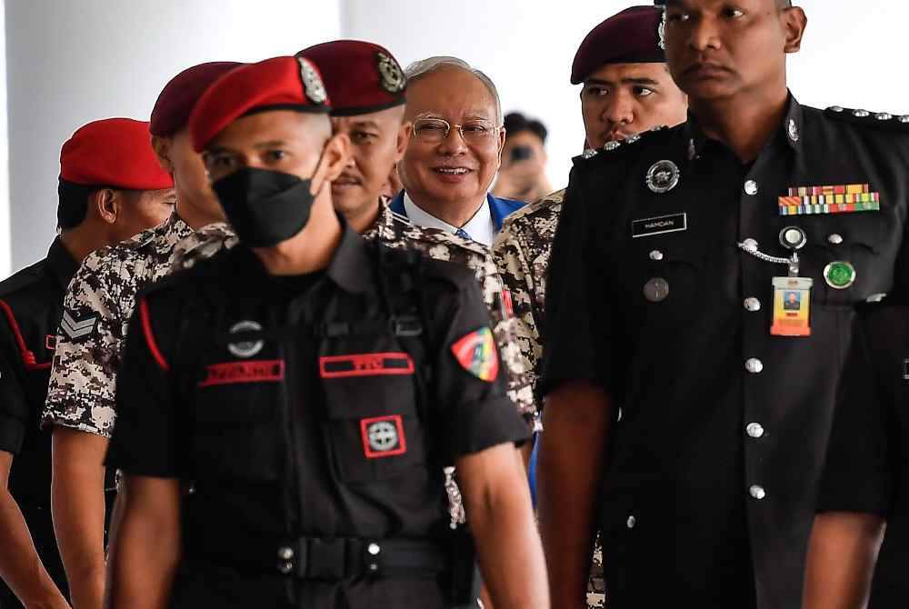 Najib (tengah) ketika hadir bagi prosiding sambung bicara kes penyelewengan dana 1MDB yang dihadapinya di Mahkamah Tinggi pada Jumaat. Foto Bernama