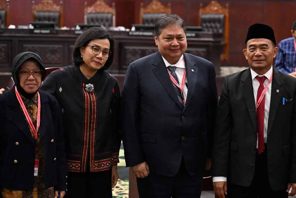 Dari kiri; Tri Rismaharini, Sri Mulyani, Erlangga Hartarto dan Muhadjir Effendy hadir perbicaraan pertikaian keputusan pilihan raya di mahkamah pada Jumaat. Foto AFP