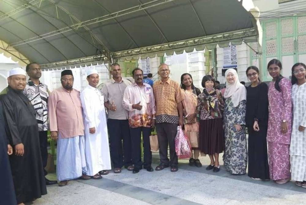 USTAZ WAN MOHD HAZIM (kiri) bersama dengan sebahagian non-Muslim yang hadir dalam program Iftar Mahabbah di Masjid Abidin (Masjid Negeri), Kuala Terengganu pada Isnin. 