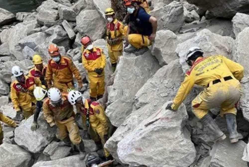 Dua mayat ditemukan dalam keadaan separuh tertimbus di bawah timbunan batu di Denai Shakadang, Taman Negara Taroko pada Jumaat. Foto internet