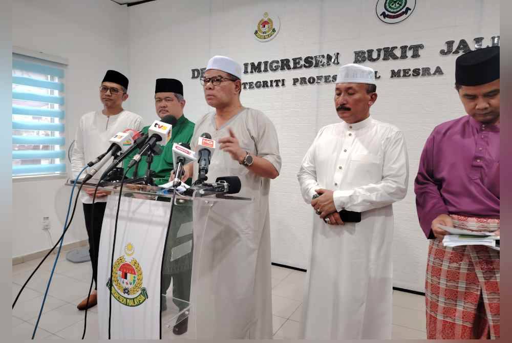 Saifuddin (tengah) pada sidang akhbar semasa lawatan beliau di Depot Imigresen Bukit Jalil, Kuala Lumpur pada Jumaat.