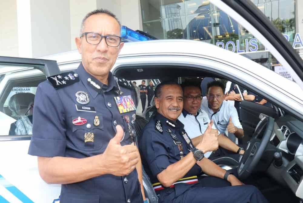 Sazally (dua dari kanan) dan Razarudin (dua dari kiri) ketika majlis penyerahan kenderaan peronda itu di Ibu Pejabat Polis Bukit Aman pada Jumaat.