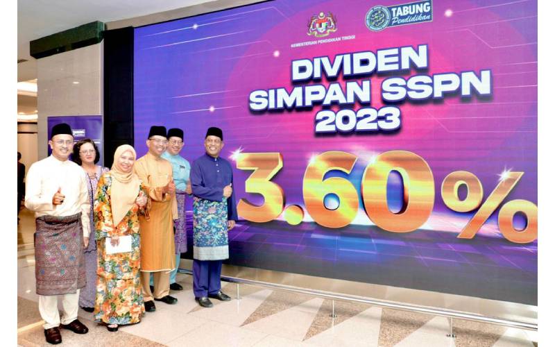 Menteri Pengajian Tinggi, Datuk Seri Diraja Dr. Zambry Abd Kadir (kanan), menunjukkan jumlah dividen Simpan SSPN untuk tahun 2023.