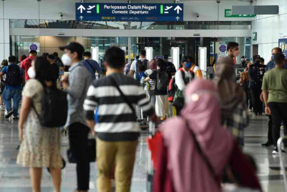 Puluhan ribu penumpang dijangka membanjiri Lapangan Terbang Antarabangsa Kuala Lumpur (KLIA) Terminal 1 dan Terminal 2 mulai esok hingga malam Aidilfitri. Foto Bernama