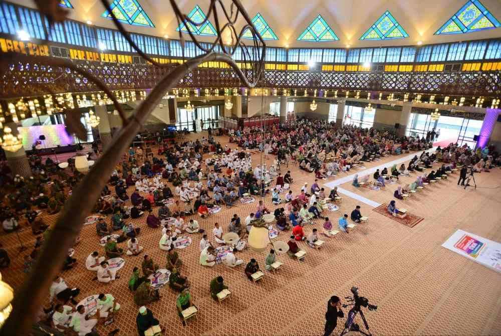 Suasana World #QuranHour yang diadakan di Masjid Negara, Kuala Lumpur pada Khamis.